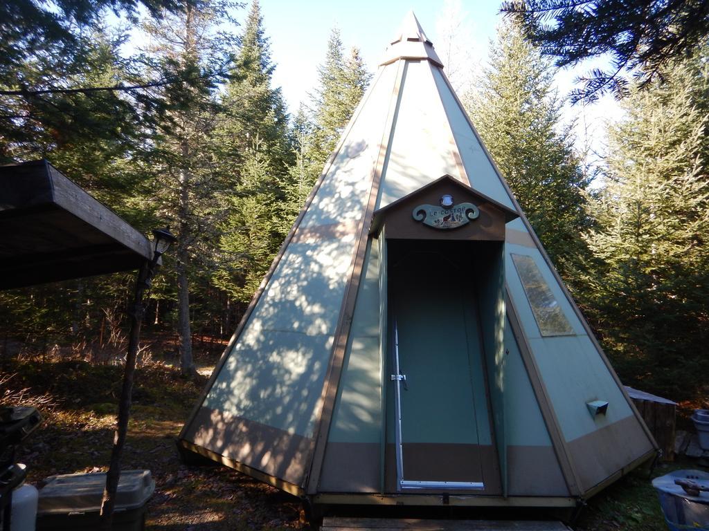 생로만 Aux Tipis De La Riviere Sauvage 빌라 외부 사진